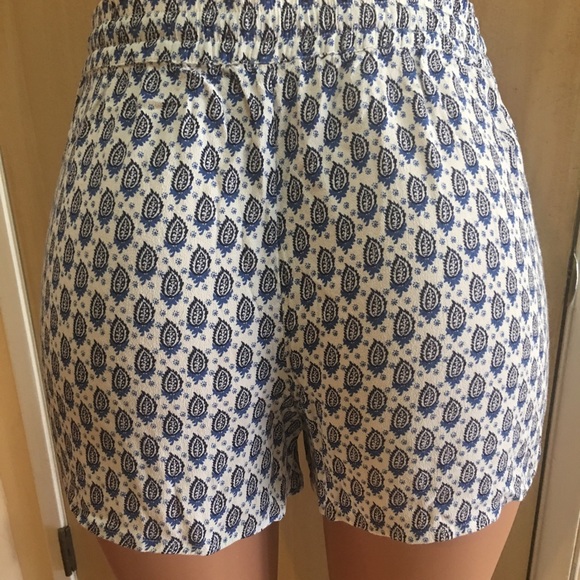Soft Joie blue/white paisley print shorts Sz: M - Picture 3 of 4
